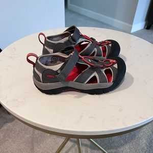 Kids Keens, gray/beige/red size 13